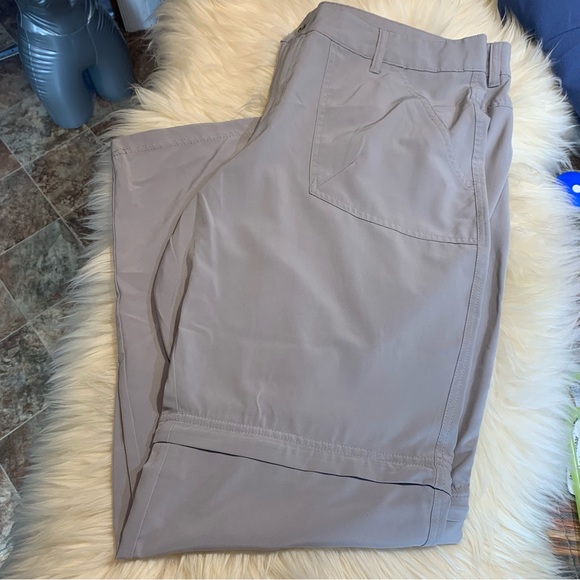 SALE!! Convertible pant with lots of pockets - Picture 2 of 11